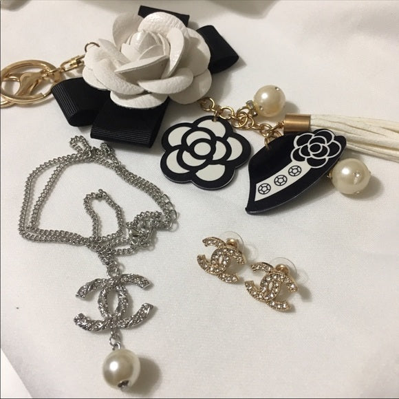 Set Crystal Necklace & Silver/ Gold Stud Earrings
