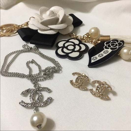 Set Crystal Necklace & Silver/ Gold Stud Earrings